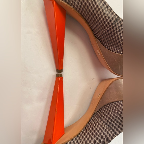 BCBGmaxazria snake embossed pumps heels grey orange 10 - Picture 12 of 12